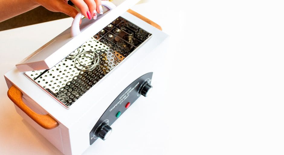 Специальное оборудование для стерилизации маникюрных принадлежностей и не только