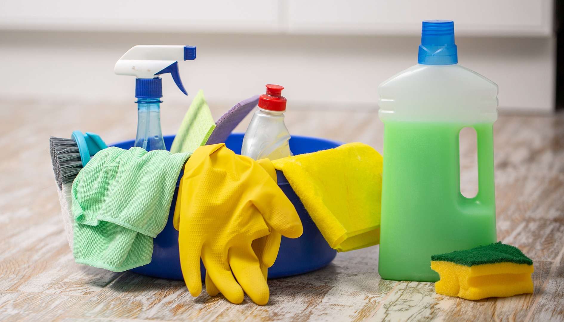 Почему профессиональные дезинфекционные средства выгоднее бытовых